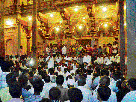 Devotees gather on the premises of Moorusavira Mutt in Hubli on Monday.  (Below) Jagadguru Gurusidda Rajayogendra Swami of Moorusavira Mutt. DH&#8200;PHOTO