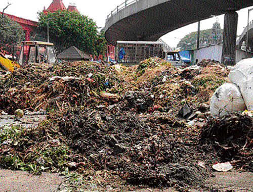 Piles of garbage lie uncleared at KR 0;Market. dh photo