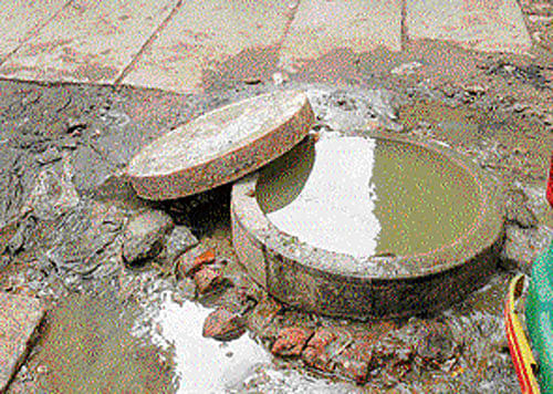 Death trap: An open manhole at Shivajinagar in the City  is a disaster waiting to happen. DH PHOTO
