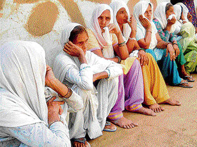 Women mourn the death of Suman Devi who was killed in Pakistani shelling. DH Photo
