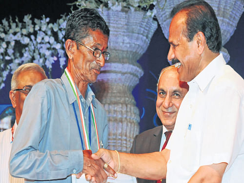 Railway Minister D V Sadananda Gowda presents the National Award for Outstanding Service in Railways to Dagdu Ramdas Mulmule in Bangalore on Friday. DH Photo