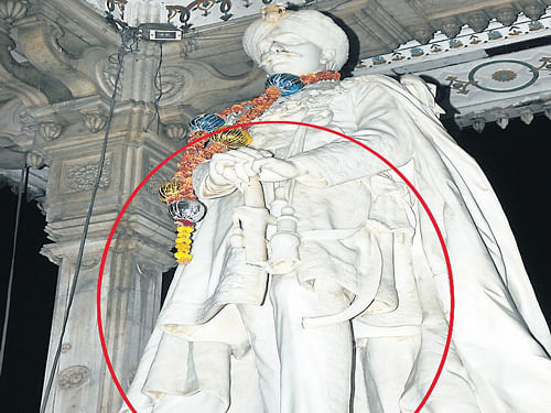 The Chamrajendra Wadiyar statue, which was found damaged for the second time this year. DH Photo