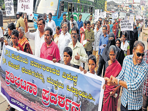 Residents of Jokatte and surrounding areas take out a procession against alleged pollution caused by Sulphur and Coke units at Mangalore Refinery and Petrochemical Limited (MRPL), in Mangalore on Friday. DH Photo