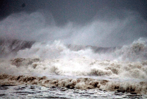 Hours before it makes its landfall near Visakhapatnam tomorrow noon, cyclone Hudhud will attain its top speed of 195 kmph early morning, the IMD said today. PTI file photo