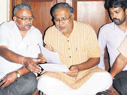 Former minister S Suresh Kumar sits in protest at the Vikasa Soudha in Bangalore on Monday. DH photo