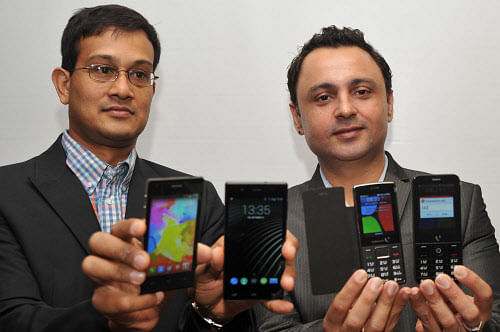 CEO of Videocon Mobile Phones Jerold Pereira (left) and Vivek Kapoor, Business head-west & South Videocon during the launch  of the company's new infinium smartphone range in Bangalore on Tuesday. DH photo