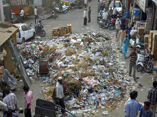 Major metros like Bangalore or Delhi produce tonnes of garbage every day and a percentage of them are dumped in the vacant plots in our neighbourhood.  DH file photo