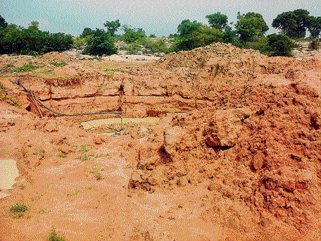 alarming: Illegal sand mining is rampant in villagers bordering Shidlaghatta and Chikkaballapur taluks. DH Photo