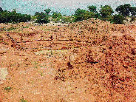 alarming: Illegal sand mining is rampant in villagers bordering Shidlaghatta and Chikkaballapur taluks. DH Photo