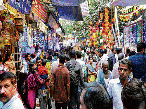 Festivity in the air, chaos, crowd and confusion around are no deterrent to eager shoppers heading with single-minded purpose to Bhagirath Palace, only half-a-kilometre away from the Red Fort in Chandni Chowk. DH Photo
