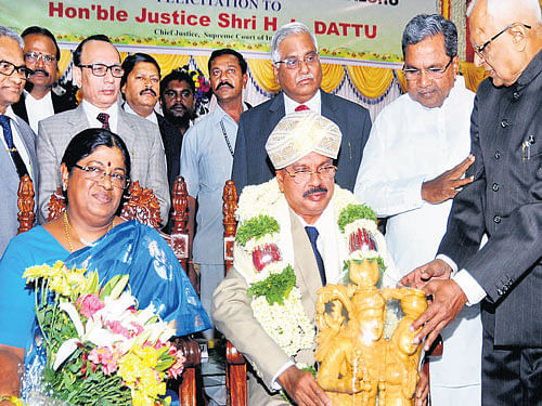 For your honour: Chief Justice of India H&#8200;L&#8200;Dattu and his wife Gayathri Dattu are being felicitated by Chief Minister Siddaramaiah and Advocates Association Bangalore  president K N Subba Reddy (right) in Bangalore on Monday. DH&#8200;PHOTO