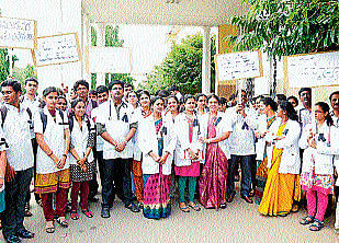 Medical officers in Karnataka have threatened to resign en masse on October 27 if the government did not concede to their long-standing demands, including hike in salaries.DH FIle Photo For Representation
