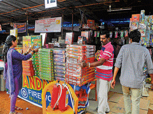 Eager: People buying crackers in Rajajinagar. dh photo by  bk janardhan