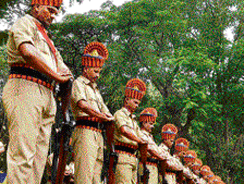 TributeS: Police personnel pay homage to martyrs at Police Commemoration Day in Bangalore on Tuesday. DH&#8200;PHOTO