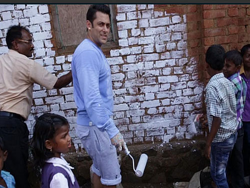 Narendra Modi praised Salman Khan for joining the Swachh Bharat campaign and hoped it will be an inspiration for others. Photo From Salman Khan's Official Twitter Page