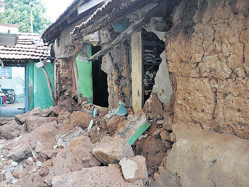 The house which collapsed following heavy rain in Chamarajanagar, killing a 35-year-oldwoman, on Monday morning. DH PHOTO