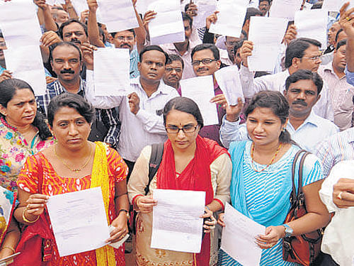 Government doctors prepare to submit their resignation letters in protest, in front of Director of Health and Family Welfare Office, Anandrao Circle, in Bangalore on Monday. DH&#8200;Photo/ Ranju P