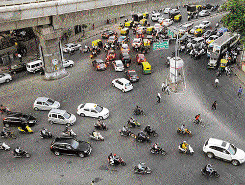 The Centre on Tuesday said it would go ahead with the Road Transport and Safety Bill, 2014, which proposes hefty fines for traffic violations, despite opposition from some states, including Karnataka. DH file photo. For representation purpose