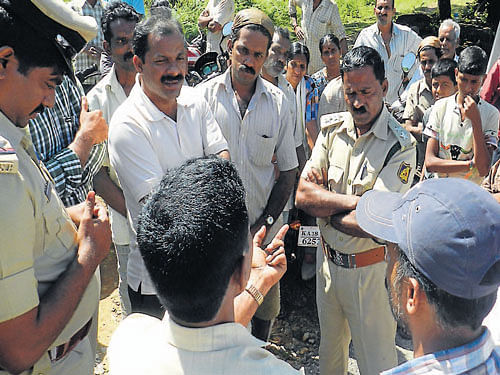 Forest department staff and Inam land dwellers engage in a verbal tiff at Balige village near Kalasa on Wednesday.