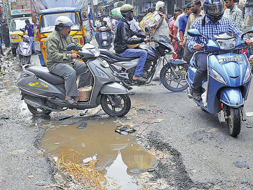 Bangalore in-charge minister Ramalinga Reddy on Friday set a one-month deadline for the Bruhat Bangalore Mahanagara Palike (BBMP) to repair the City's pothole-riddled roads. DH file photo