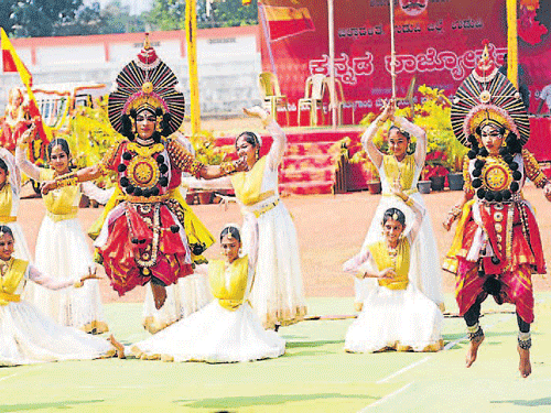 Students of Indrali English Medium School perform on the occasion. DH PHOTO