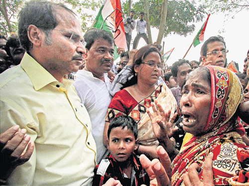 An elderlywoman of violence-hit Makra village narrates her woes toWest Bengal Congress chief andMPAdhir Ranjan Chowdhury on Saturday. PTI Photo