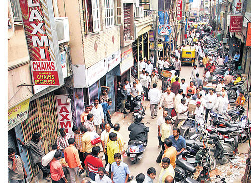 Booksellers on Avenue Road prefer shelling out a fewrupees to extortionists rather thanmoving to a different place and losing customers. DH FILE PHOTO