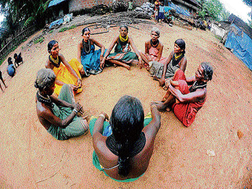 Halakki vokkaligaru is a tribe that consists of members who live in groups in the fringes of forests of districts like Uttara Kannada, Shimoga and Dakshina Kannada.They are among the most prominent tribes in Karnataka and are even considered as the aboriginals of the state.