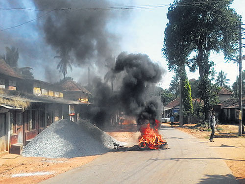 unrest: A tyre was set ablaze by a mob at Ranjadakatte in Thirthahalli taluk on Monday. DH Photo