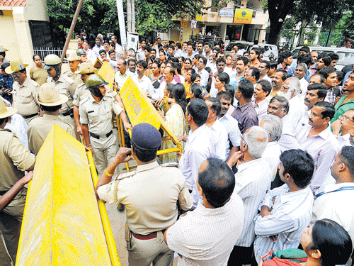 Alarge number of parents stage a protest in front of The Indiranagar Cambridge School onMonday. DH PHOTO/ RANJU P
