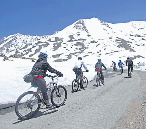 RAMBLING Cycling on the Manali -Leh route