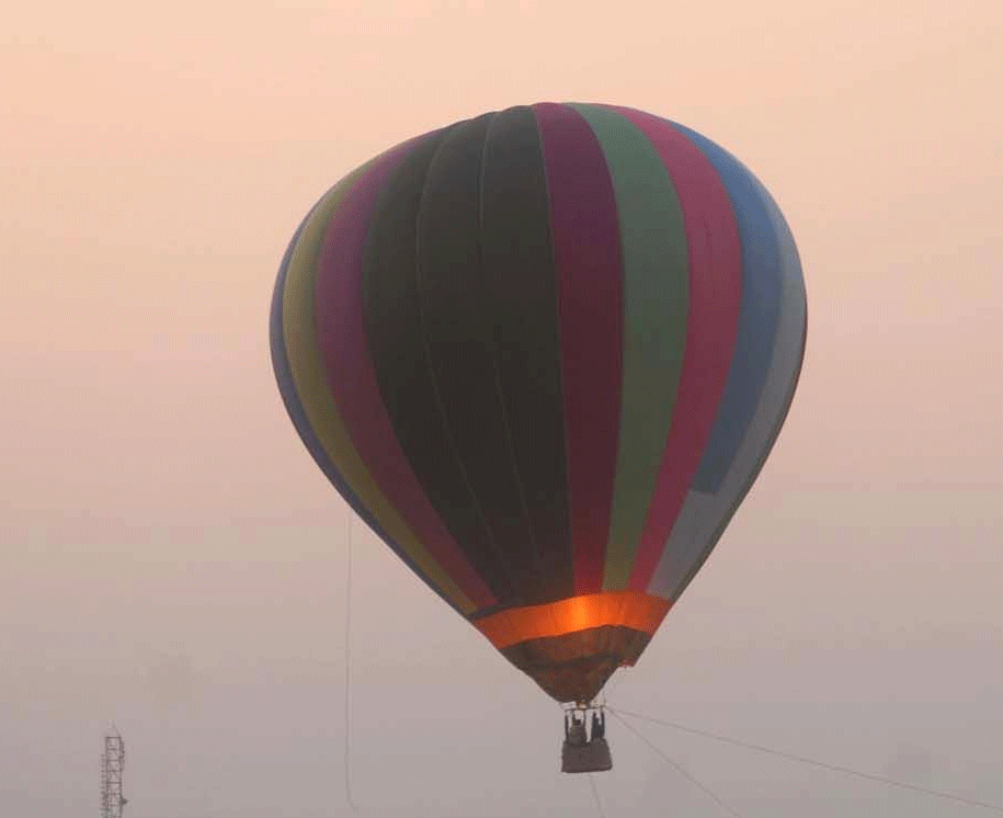 A hot-air balloon with two foreigners and a pilot on board went astray after taking off from Pushkar fair and landed near the premises of central prison in Ajmer district, prompting authorities to order an inquiry. KPN