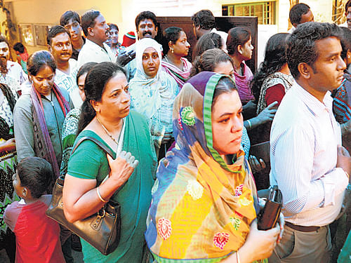 Parents arrive at The Indiranagar Cambridge School for ameeting with themanagement onWednesday. DH PHOTO/KISHOR KUMAR BOLAR