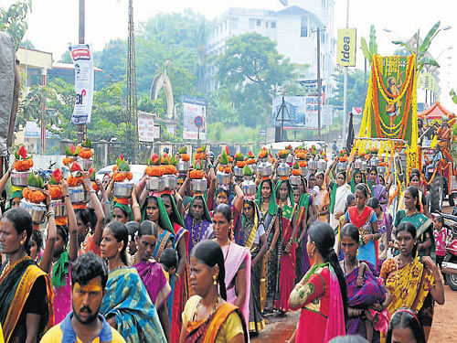 Women carrying Kalashas lead the way as Kanakadasa's portrait is being carried out in a procession from Urwa Store to Nethravathi auditorium of Zilla Panchayat as a part of Kanaka Jayanthi celebration in Mangalore on Saturday. dh photo