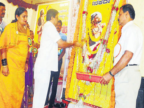 MLA M P Appachu Ranjan offer floral tribute to the portrait of Kanakadasa in Madikeri. DH photos