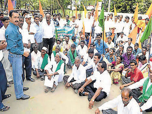 Karnataka Raita Sangha and Hasiru Sene members stage a protest condemning the anti-farmers' policy of the government, in front of the deputy commissioner's office in Chikkamagaluru on Monday. DH Photo