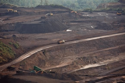 A truck loaded with iron ore passes through the Bedara Bhommanahalli (BBH) iron ore mines at Chitradurga in Karnataka November 9, 2012. Reuters