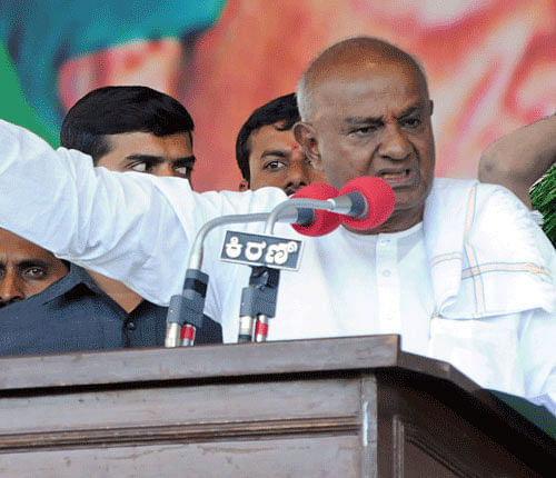 Alleging that a situation like undeclared Emergency prevailed in the country, JDS supremo H D Deve Gowda today said leaders of 'Janata Parivar' will meet during the Winter Session of Parliament in their efforts to build a credible alternative to take on BJP. DH file photo