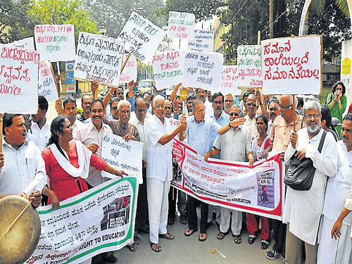Thinkers and educationists take out a rally from Maharani's New Type Model School (NTMS)&#8200;on Narayan Shastry road, for equality in education, in Mysuru on Tuesday. DH Photo