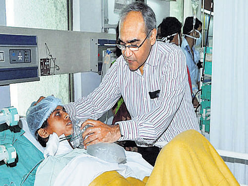 An AIIMS doctor examines a victim of the Chhattisgarh tragedy at a hospital in Bilaspur on Wednesday. PTI Photo