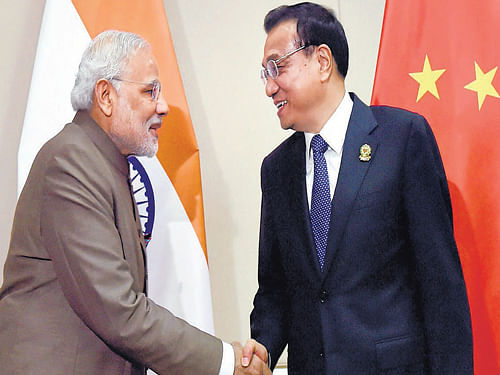 hindi chini bhai bhai: Prime Minister Narendra Modi shakes hands with Chinese Premier Li Keqiang during a meeting at Nay Pyi Taw in Myanmar on Thursday. PTI PHoto