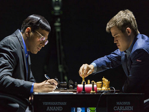 Viswanathan Anand missed out on an opportunity to press for serious advantage and settled for a draw with defending champion Magnus Carlsen in the fifth game of the world chess championship now underway here. AP photo