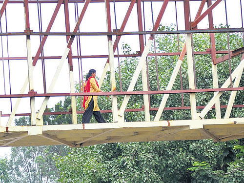 The Mekhri Circle skywalk, being constructed by the Bruhat Bangalore Mahanagara Palike (BBMP), will finally be thrown open for public use within two months. DH File Photo For Representation