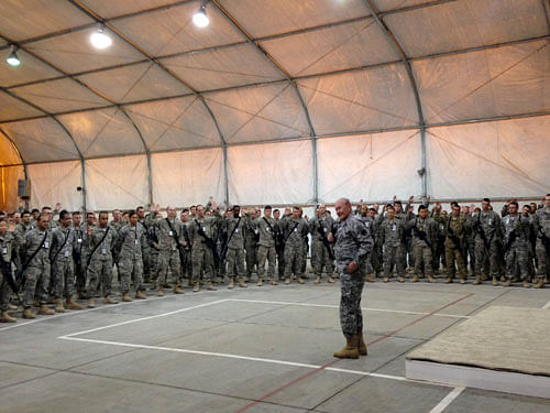 U.S. Army General Martin Dempsey, chairman of the Joint Chiefs of Staff, speaks with soldiers in Iraq November 15, 2014. The top U.S. military officer, General Dempsey, arrived on Saturday in Baghdad on an unannounced visit to meet U.S. commanders preparing to increase American assistance to Iraqi and Kurdish forces battling Sunni Islamic State (IS) militants. REUTERS