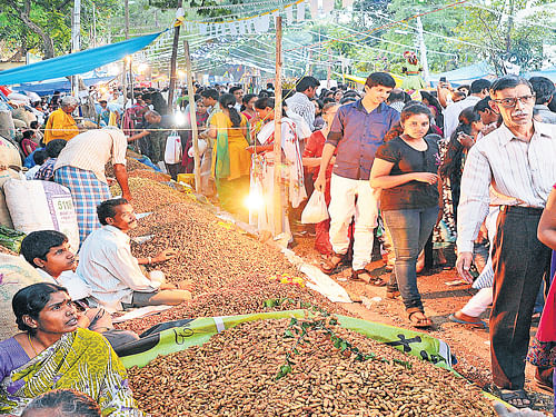 The annual Kadalekai Parishe (groundnut fair) at the Bull Temple Road  in the City was swarmed with visitors on Sunday evening. dh photo
