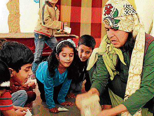 Kamal Pruthi (extreme right) regales children with a folktale.