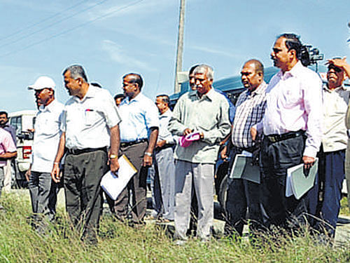 The Central study team led by N&#8200;M Krishnanunni of the Ministry of Water Resources visits the drought-affected villages in Hassan district on Friday. KPN