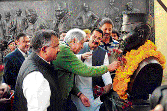Freedom fighter of South Africa Esoop Ghulam Pahal pays tribute to Jawaharlal Nehru in Dehradun on Friday. PTI