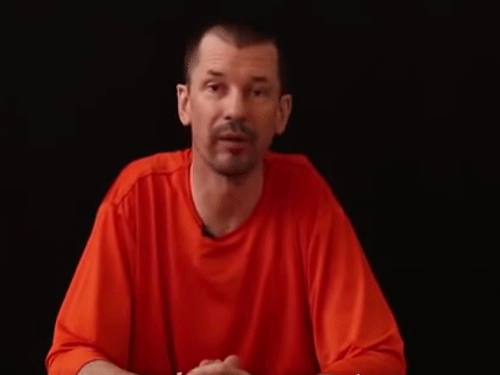 British journalist John Cantlie, being held hostage in Syria by the Islamic State (IS) terror group, has appeared in a new video in which he claims the US failed to rescue him and fellow hostages in July. Screen grab