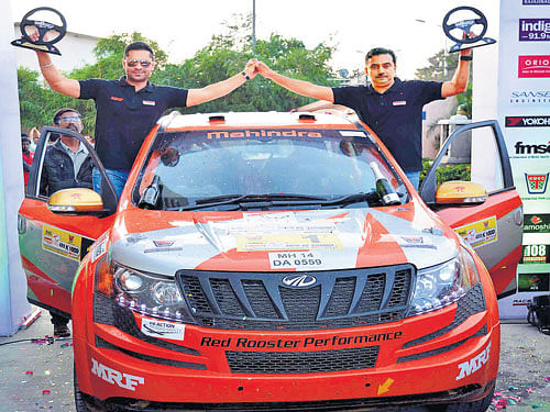 Gaurav Gill (left) and Musa Sherif pose after  winning the 40th K-1000 in Bengaluru on Sunday. DH PHOTO
